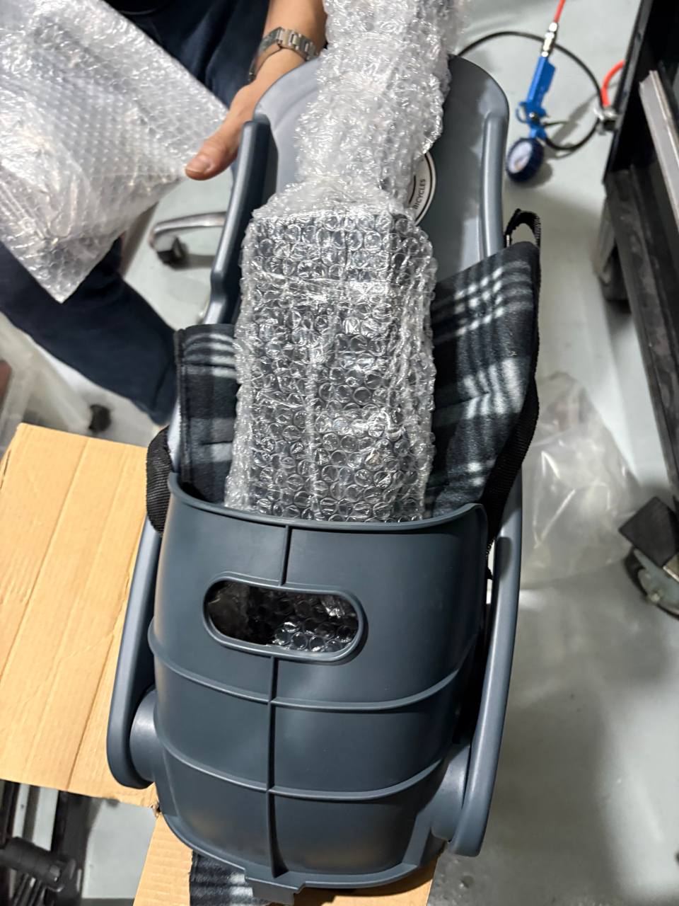 Pak-a-Pooch (Pet Carrier) comes with detachable mount and booster seat - Image 3